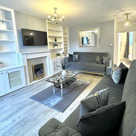Newly Renovated Kensington 2 Bedroom Apartment With Balcony Near Harrods Sleeps 6, 2 Min Walk From Station Londýn Exteriér fotografie