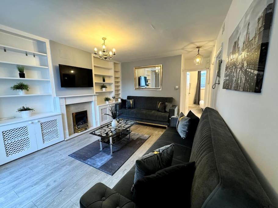 Newly Renovated Kensington 2 Bedroom Apartment With Balcony Near Harrods Sleeps 6, 2 Min Walk From Station Londýn Exteriér fotografie