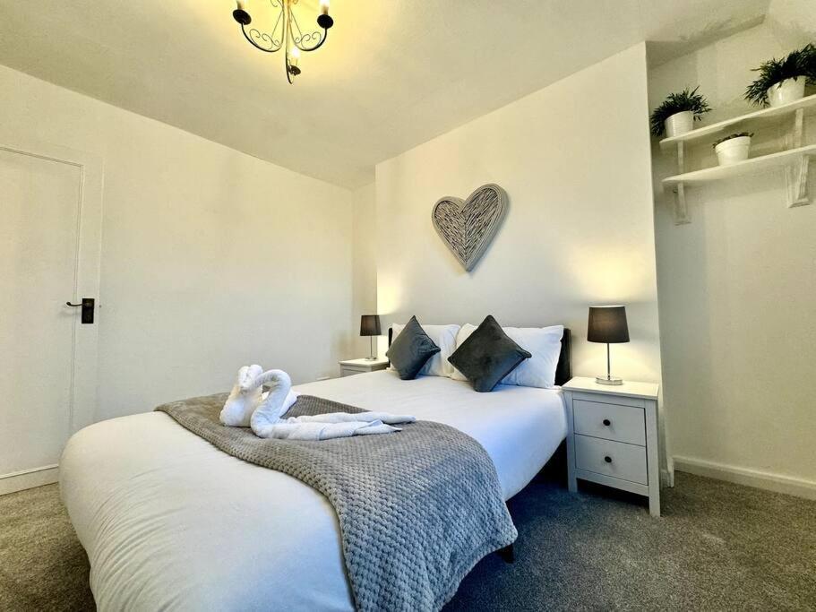 Newly Renovated Kensington 2 Bedroom Apartment With Balcony Near Harrods Sleeps 6, 2 Min Walk From Station Londýn Exteriér fotografie