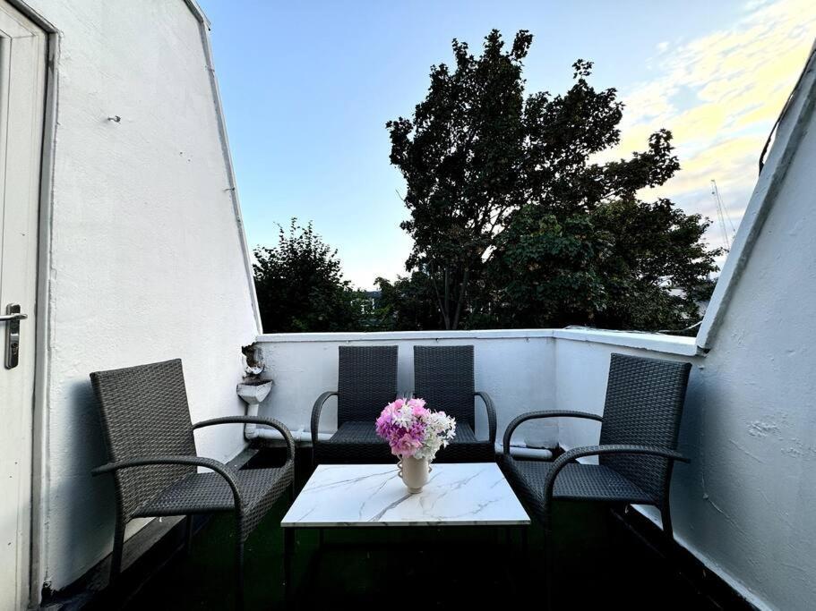 Newly Renovated Kensington 2 Bedroom Apartment With Balcony Near Harrods Sleeps 6, 2 Min Walk From Station Londýn Exteriér fotografie