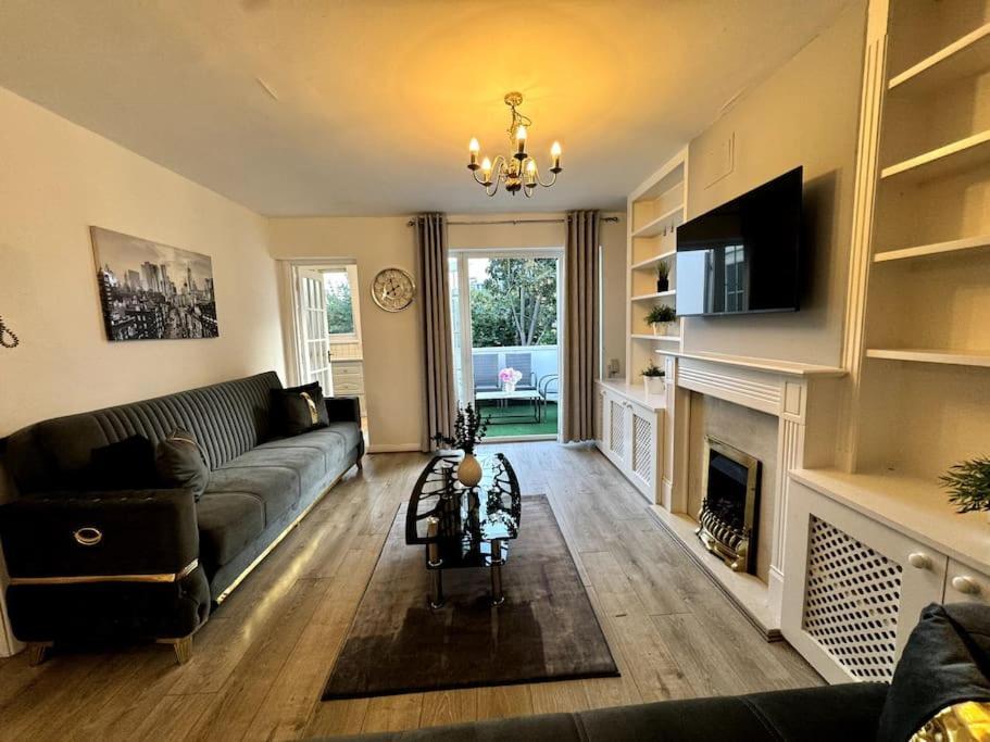 Newly Renovated Kensington 2 Bedroom Apartment With Balcony Near Harrods Sleeps 6, 2 Min Walk From Station Londýn Exteriér fotografie