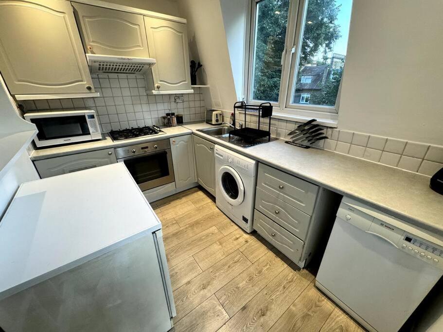 Newly Renovated Kensington 2 Bedroom Apartment With Balcony Near Harrods Sleeps 6, 2 Min Walk From Station Londýn Exteriér fotografie