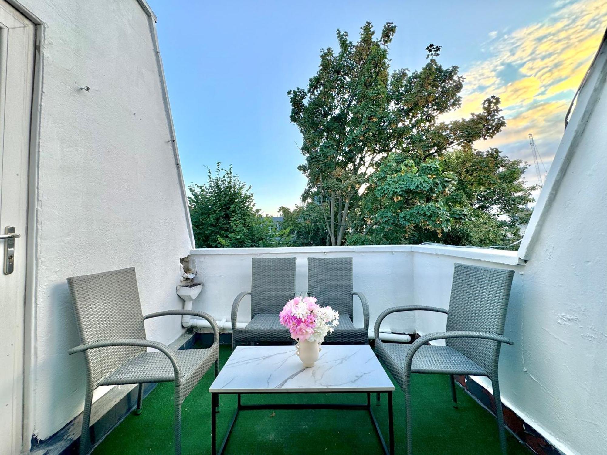 Newly Renovated Kensington 2 Bedroom Apartment With Balcony Near Harrods Sleeps 6, 2 Min Walk From Station Londýn Exteriér fotografie