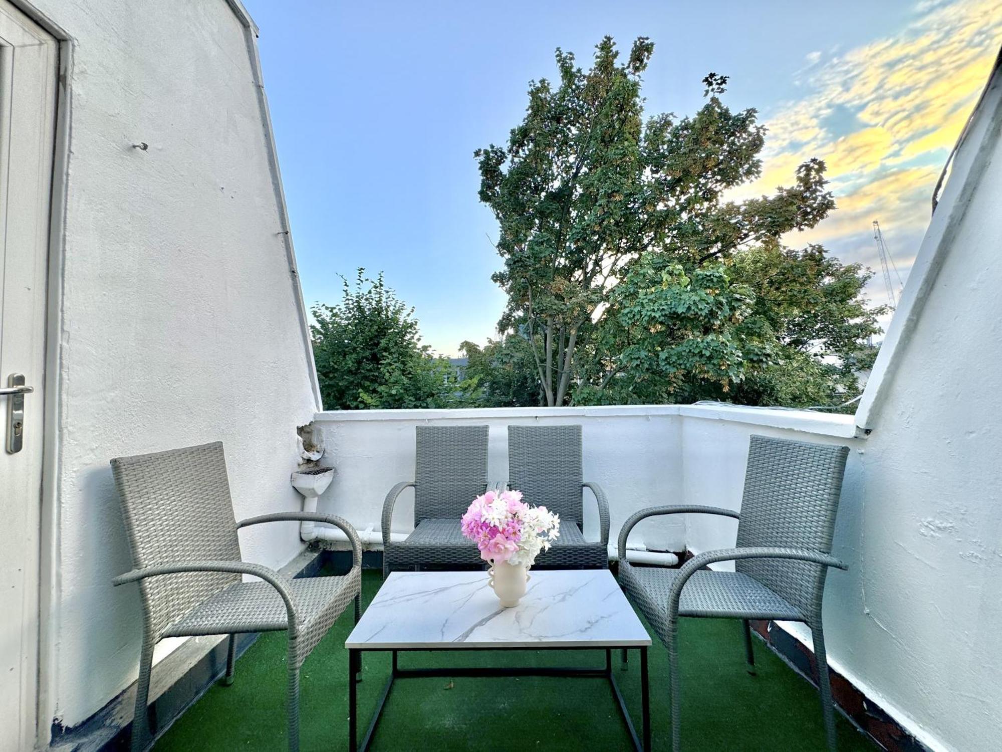 Newly Renovated Kensington 2 Bedroom Apartment With Balcony Near Harrods Sleeps 6, 2 Min Walk From Station Londýn Exteriér fotografie