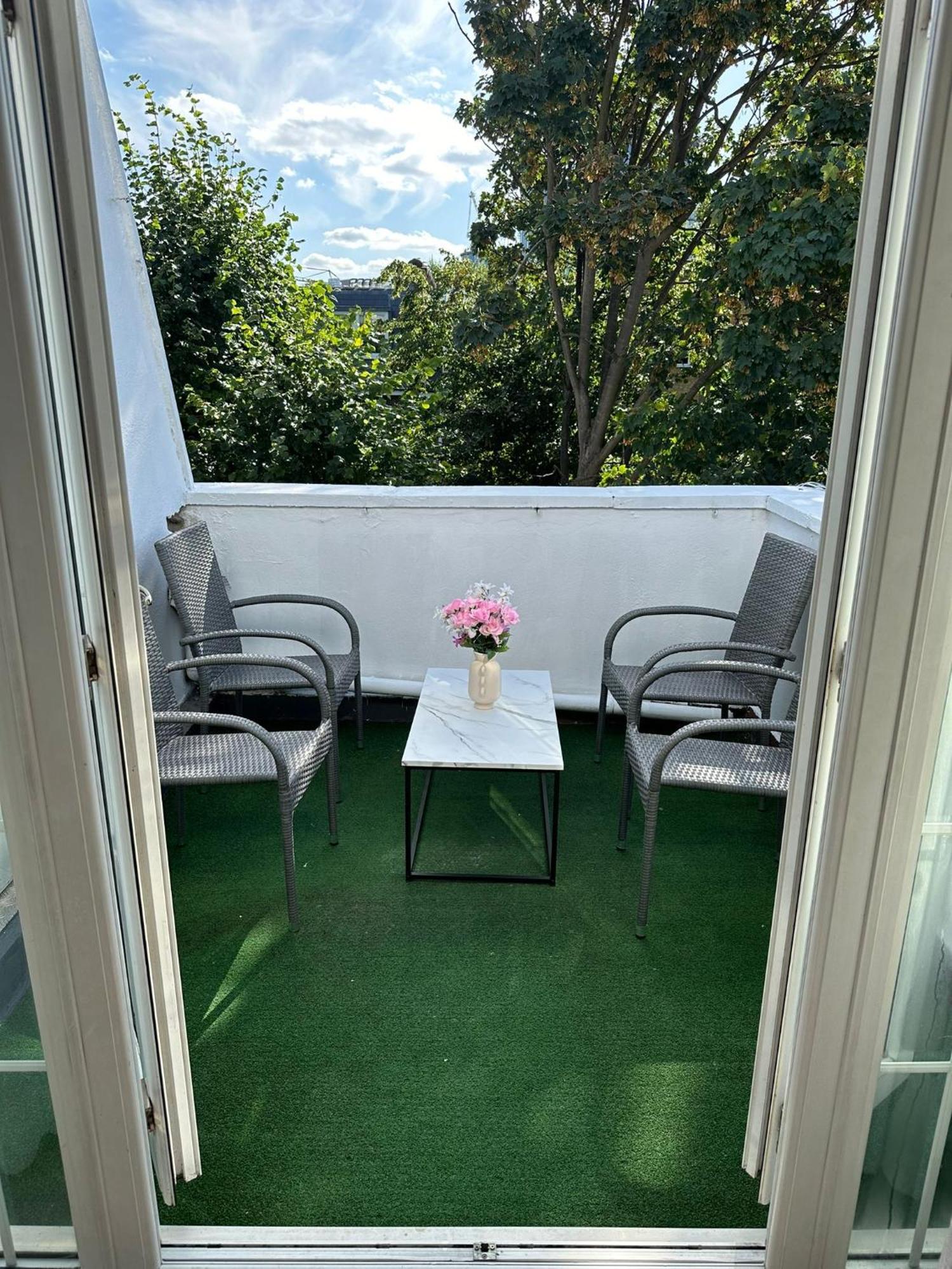Newly Renovated Kensington 2 Bedroom Apartment With Balcony Near Harrods Sleeps 6, 2 Min Walk From Station Londýn Exteriér fotografie
