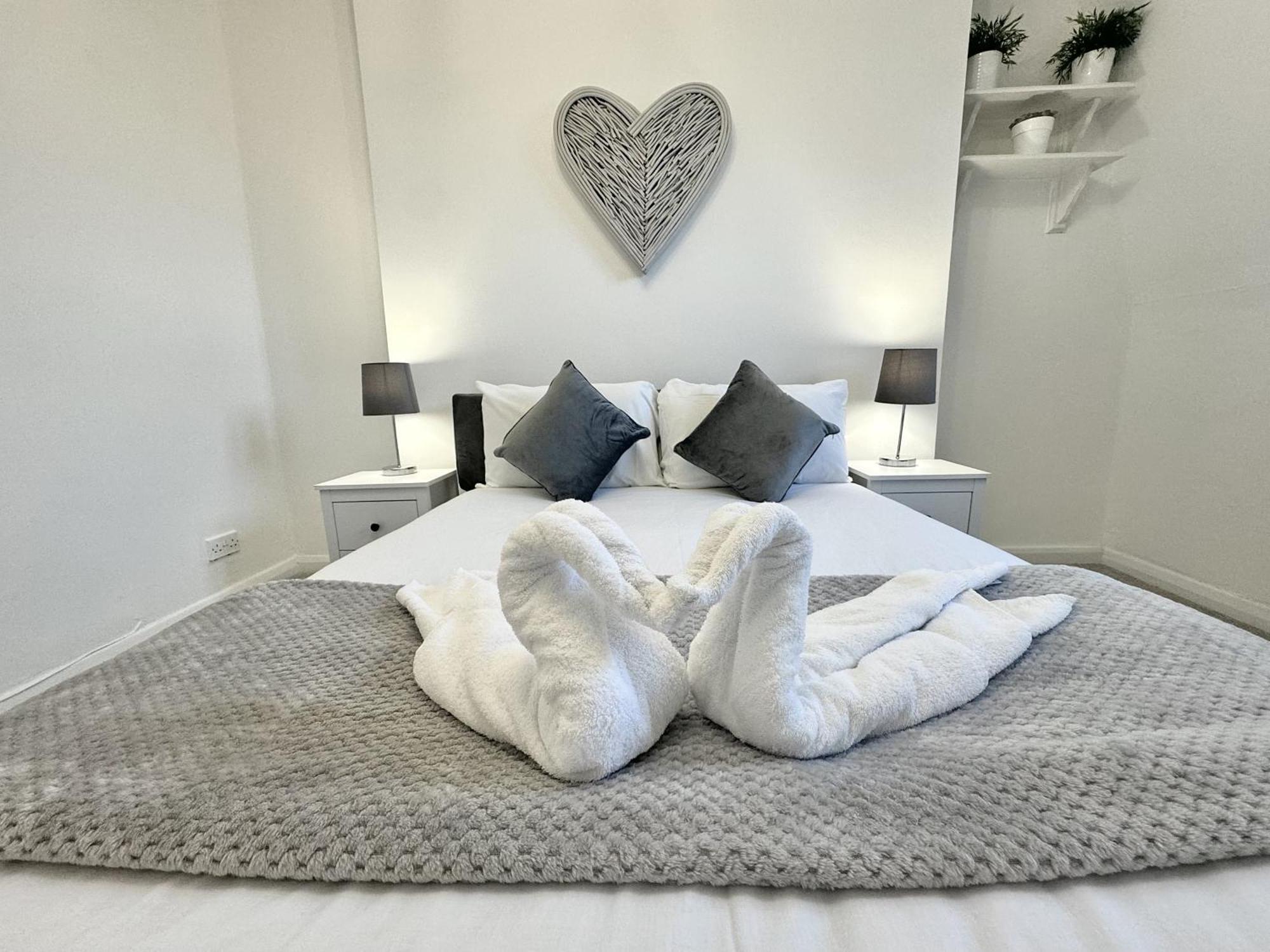 Newly Renovated Kensington 2 Bedroom Apartment With Balcony Near Harrods Sleeps 6, 2 Min Walk From Station Londýn Exteriér fotografie