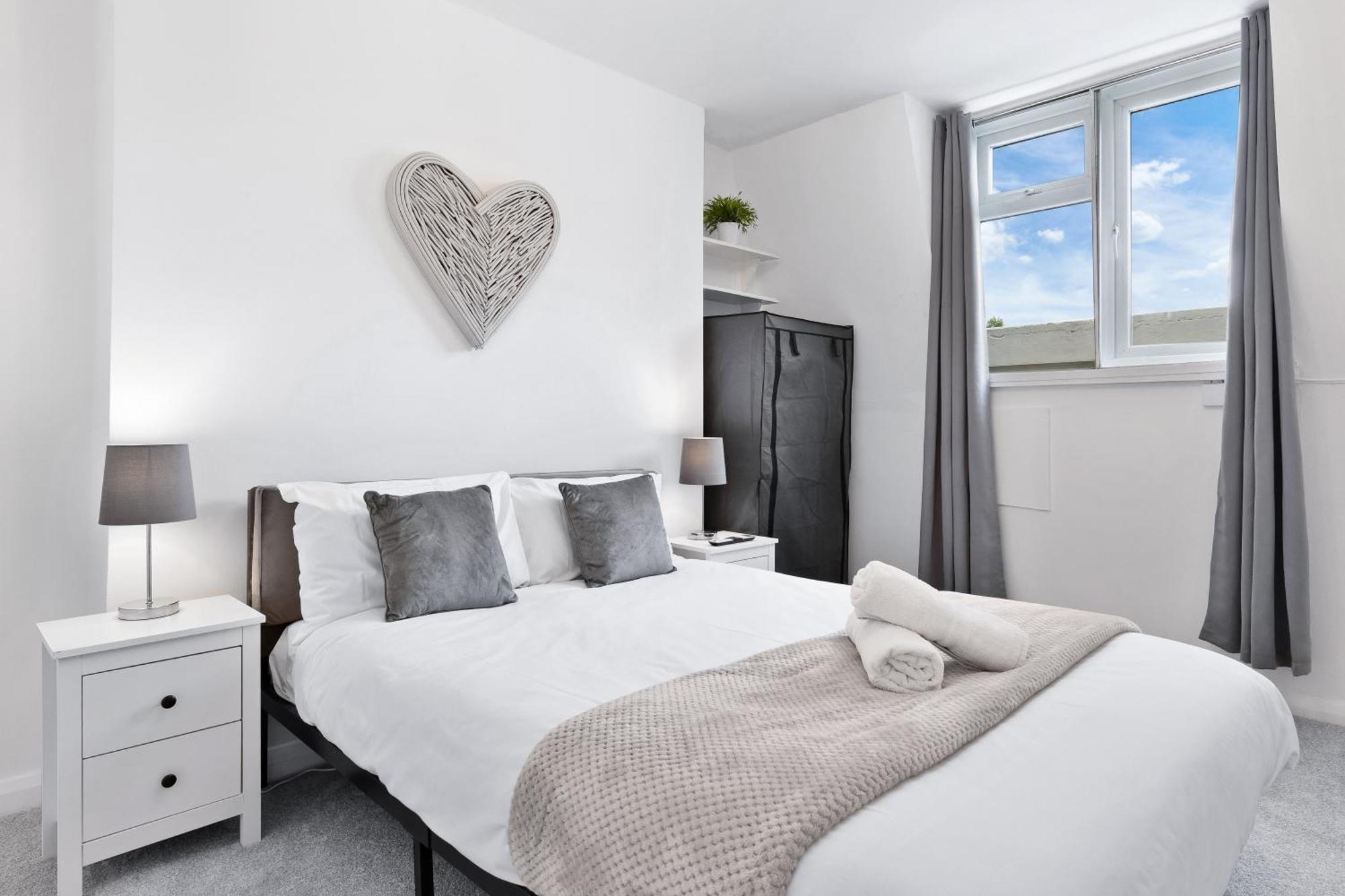 Newly Renovated Kensington 2 Bedroom Apartment With Balcony Near Harrods Sleeps 6, 2 Min Walk From Station Londýn Exteriér fotografie