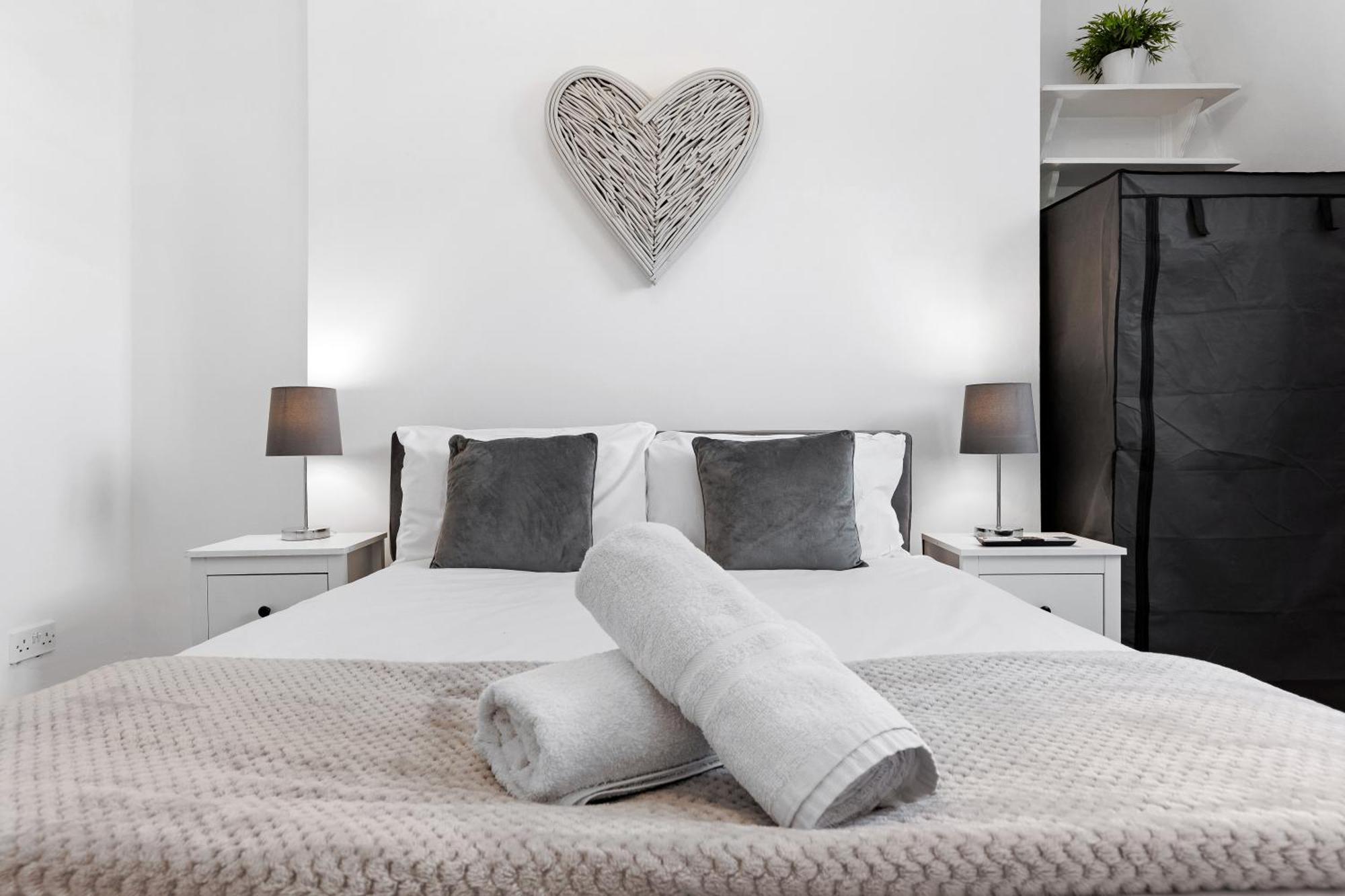 Newly Renovated Kensington 2 Bedroom Apartment With Balcony Near Harrods Sleeps 6, 2 Min Walk From Station Londýn Exteriér fotografie