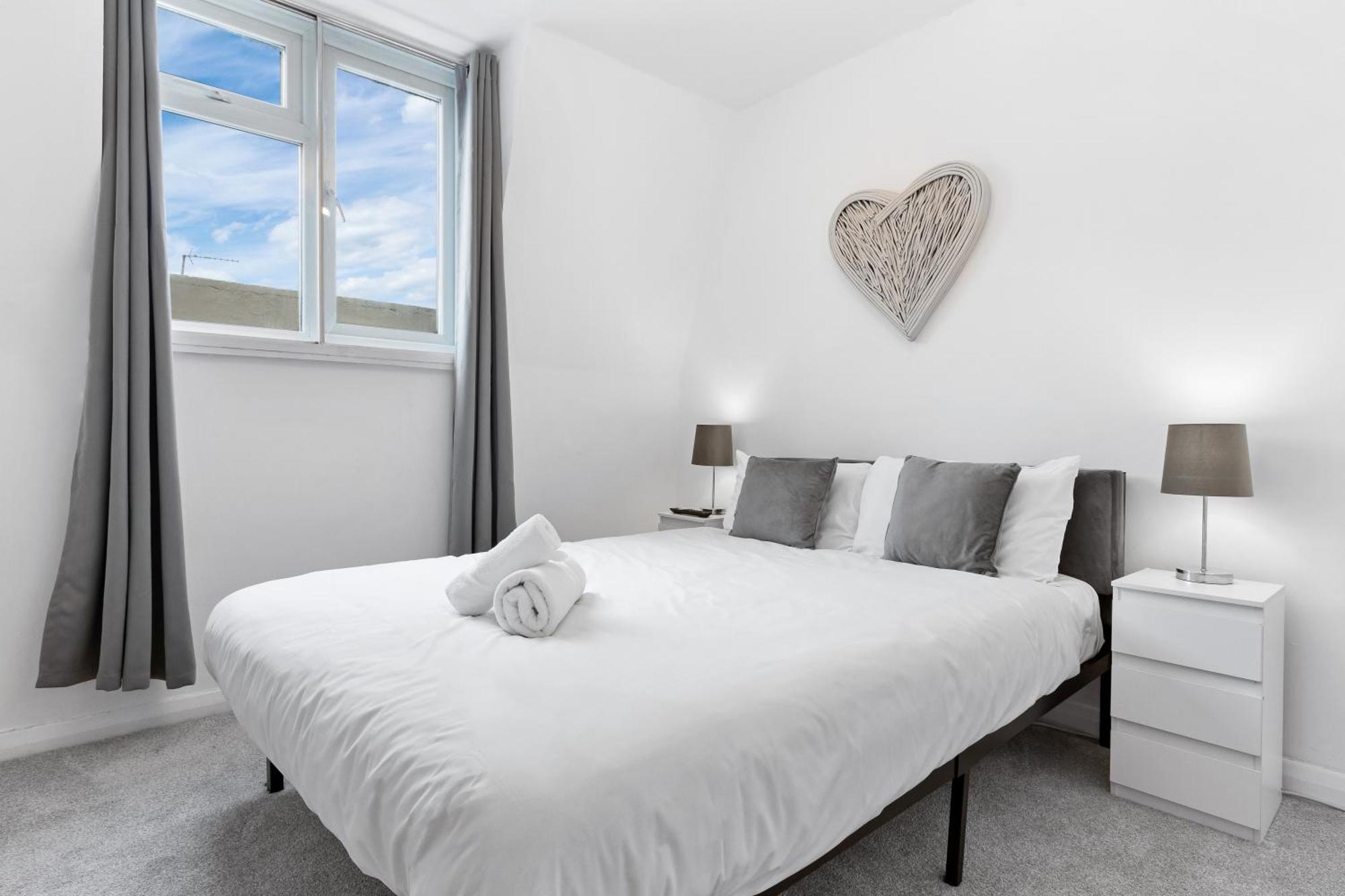 Newly Renovated Kensington 2 Bedroom Apartment With Balcony Near Harrods Sleeps 6, 2 Min Walk From Station Londýn Exteriér fotografie