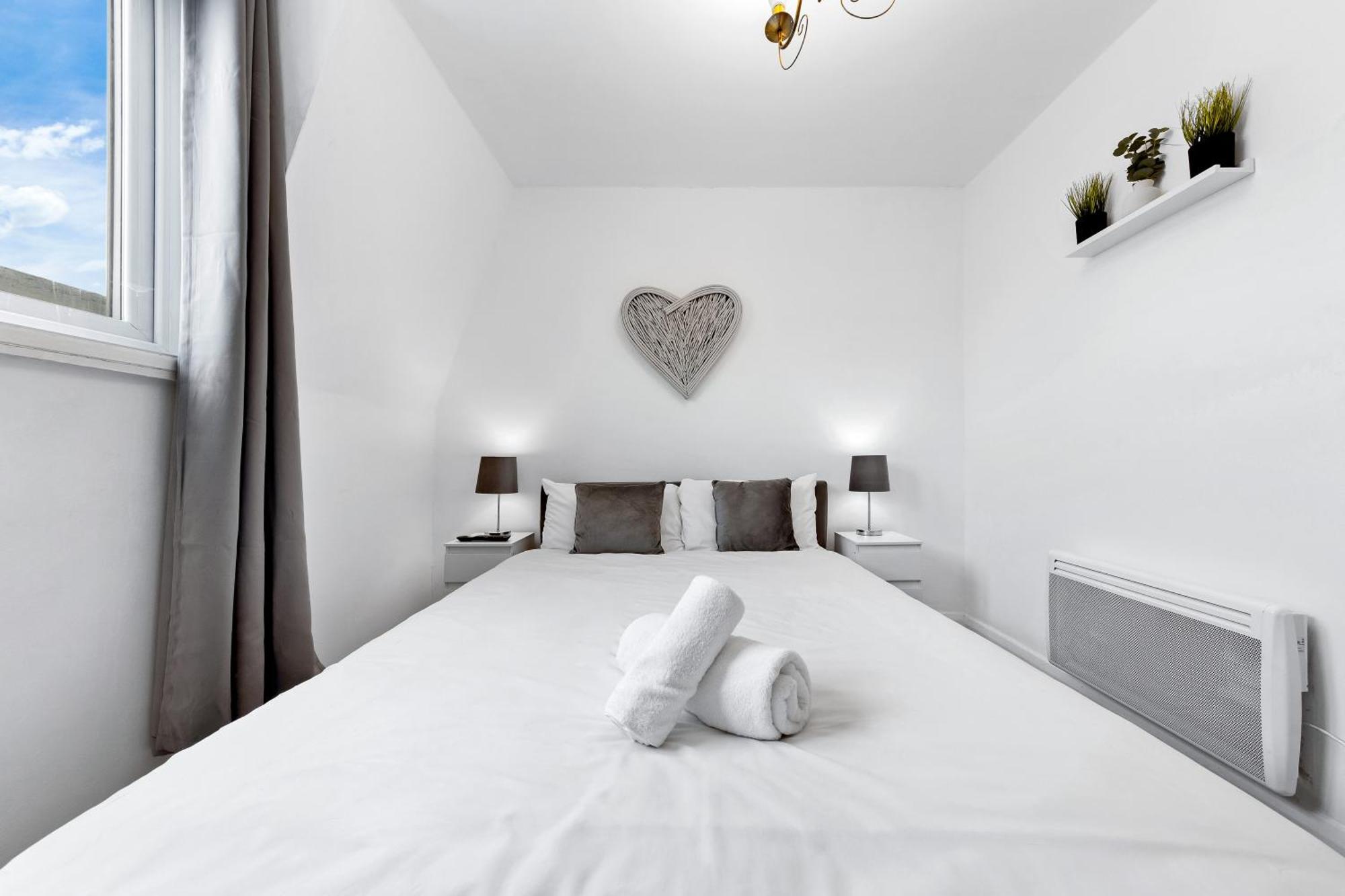 Newly Renovated Kensington 2 Bedroom Apartment With Balcony Near Harrods Sleeps 6, 2 Min Walk From Station Londýn Exteriér fotografie