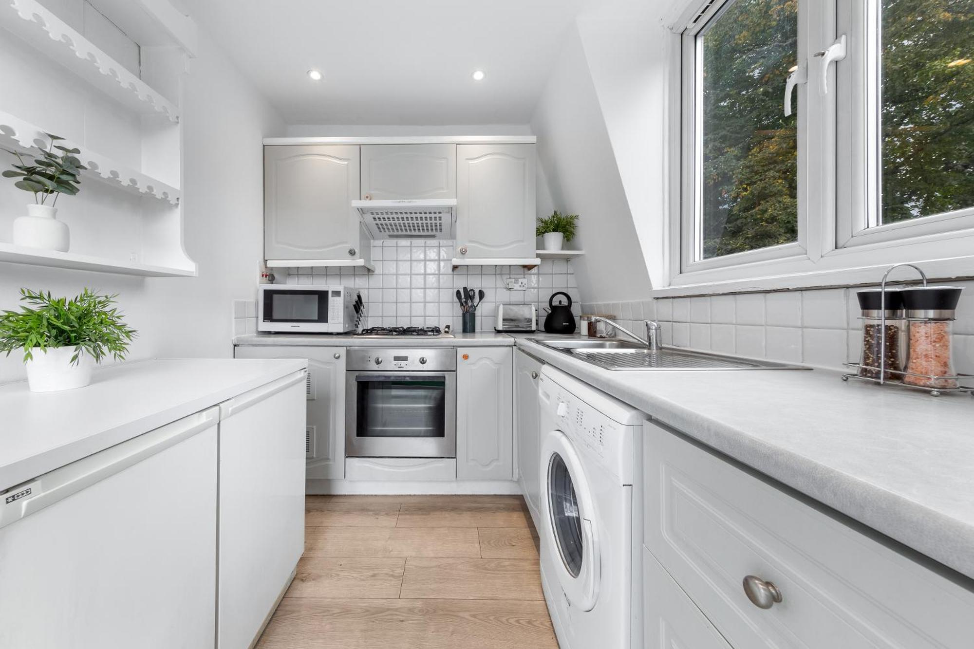 Newly Renovated Kensington 2 Bedroom Apartment With Balcony Near Harrods Sleeps 6, 2 Min Walk From Station Londýn Exteriér fotografie