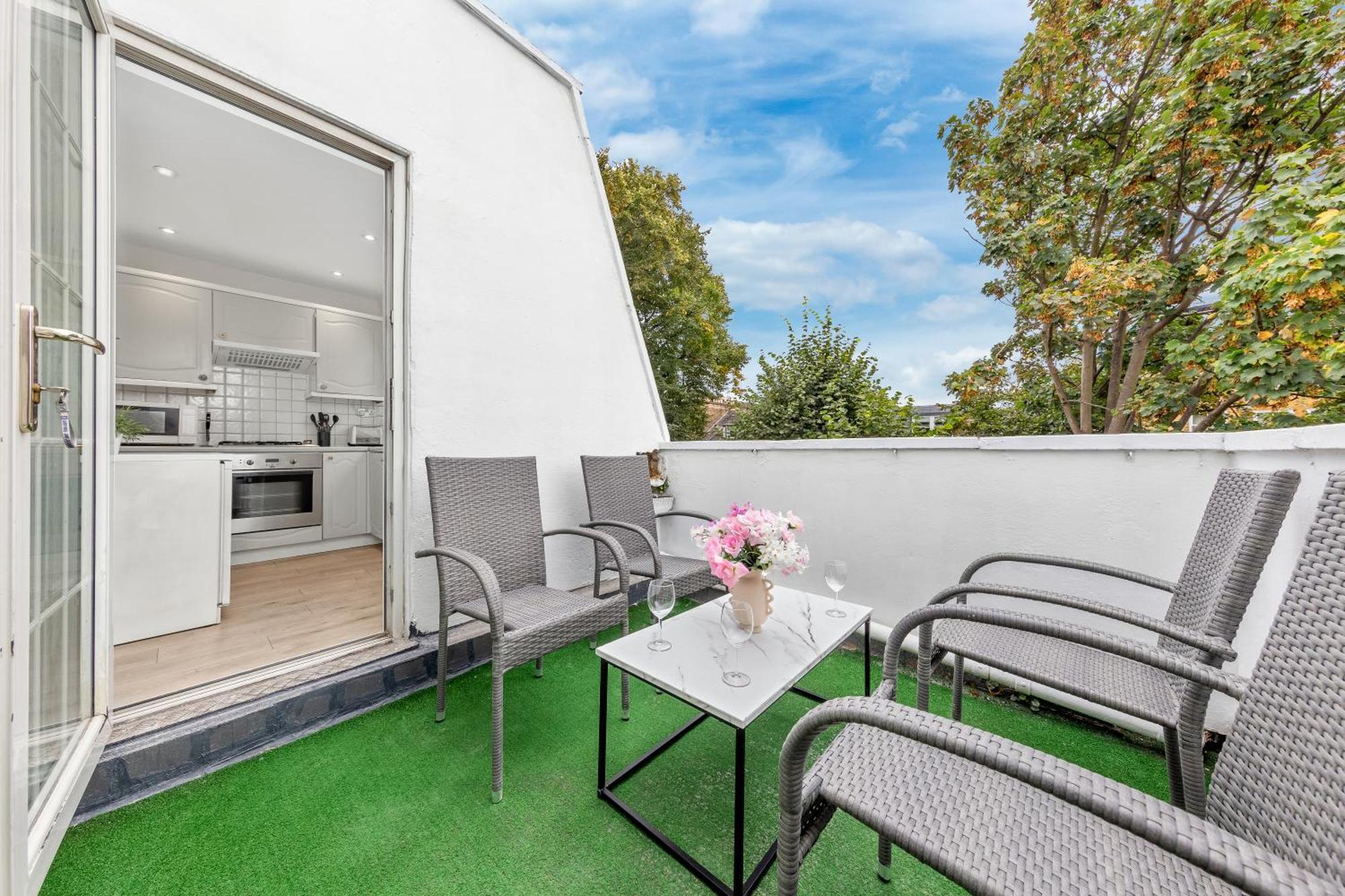 Newly Renovated Kensington 2 Bedroom Apartment With Balcony Near Harrods Sleeps 6, 2 Min Walk From Station Londýn Exteriér fotografie