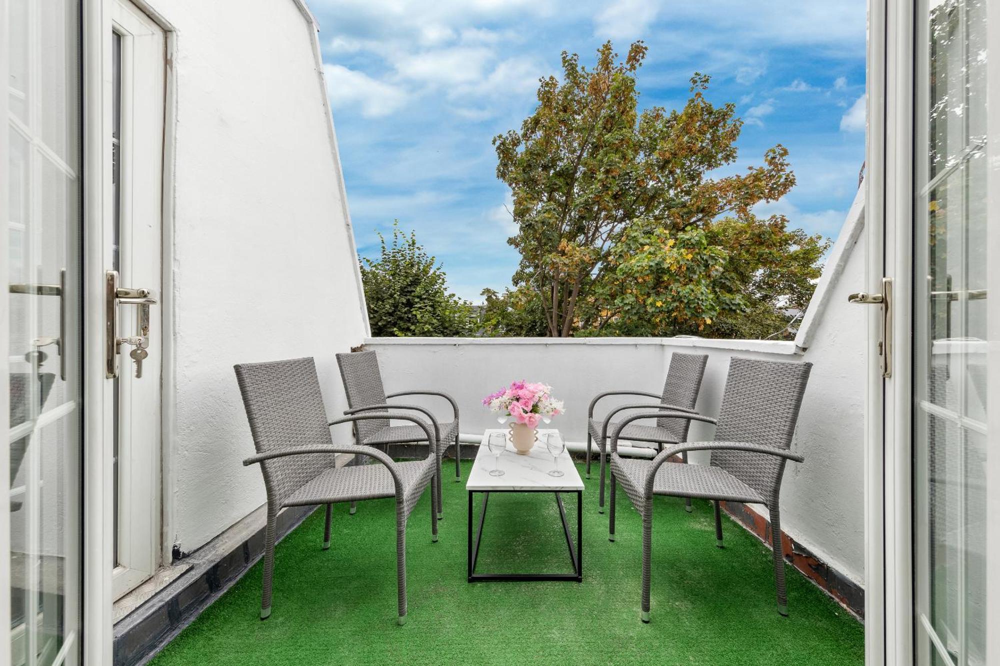 Newly Renovated Kensington 2 Bedroom Apartment With Balcony Near Harrods Sleeps 6, 2 Min Walk From Station Londýn Exteriér fotografie