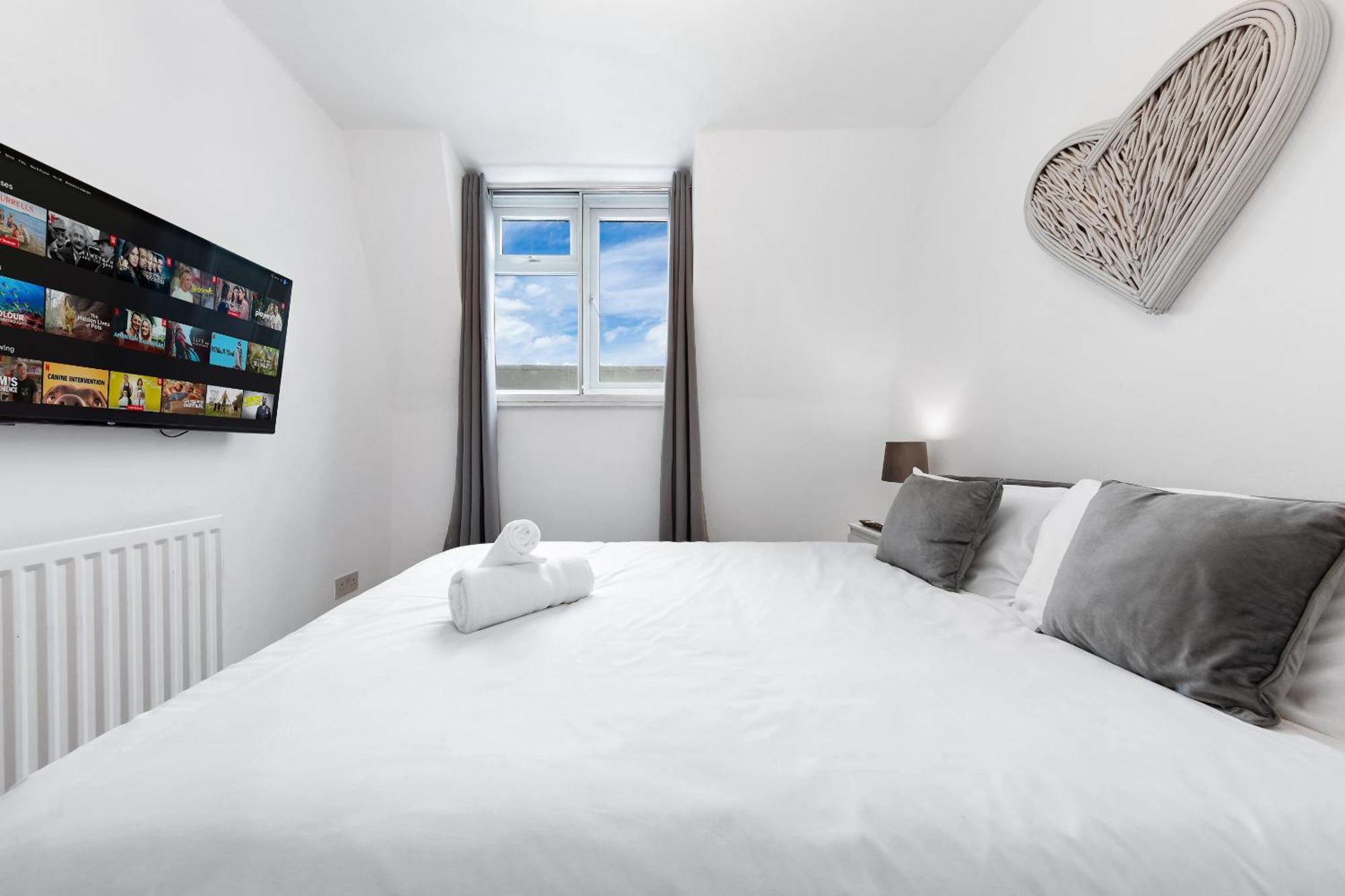 Newly Renovated Kensington 2 Bedroom Apartment With Balcony Near Harrods Sleeps 6, 2 Min Walk From Station Londýn Exteriér fotografie