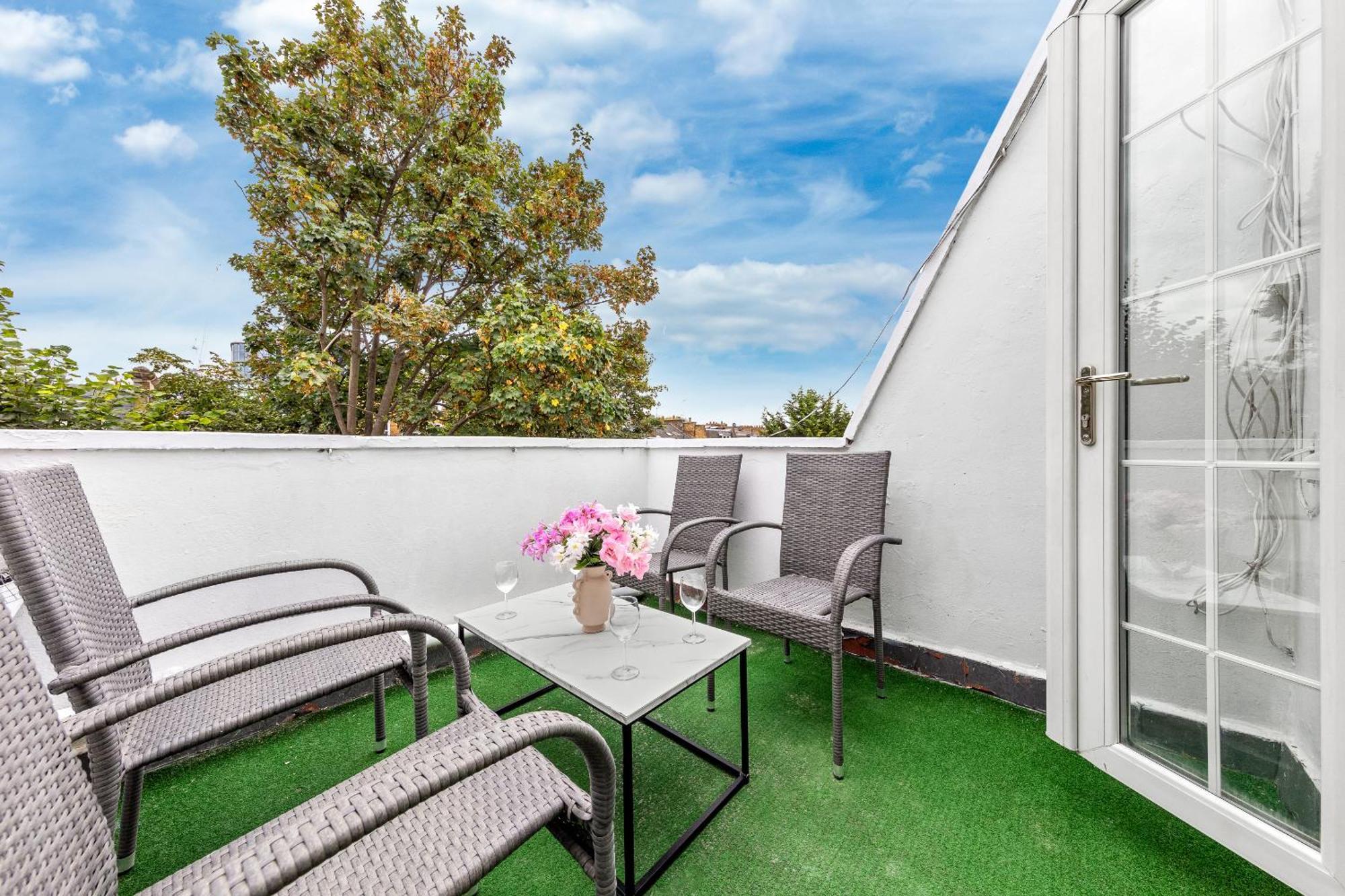 Newly Renovated Kensington 2 Bedroom Apartment With Balcony Near Harrods Sleeps 6, 2 Min Walk From Station Londýn Exteriér fotografie
