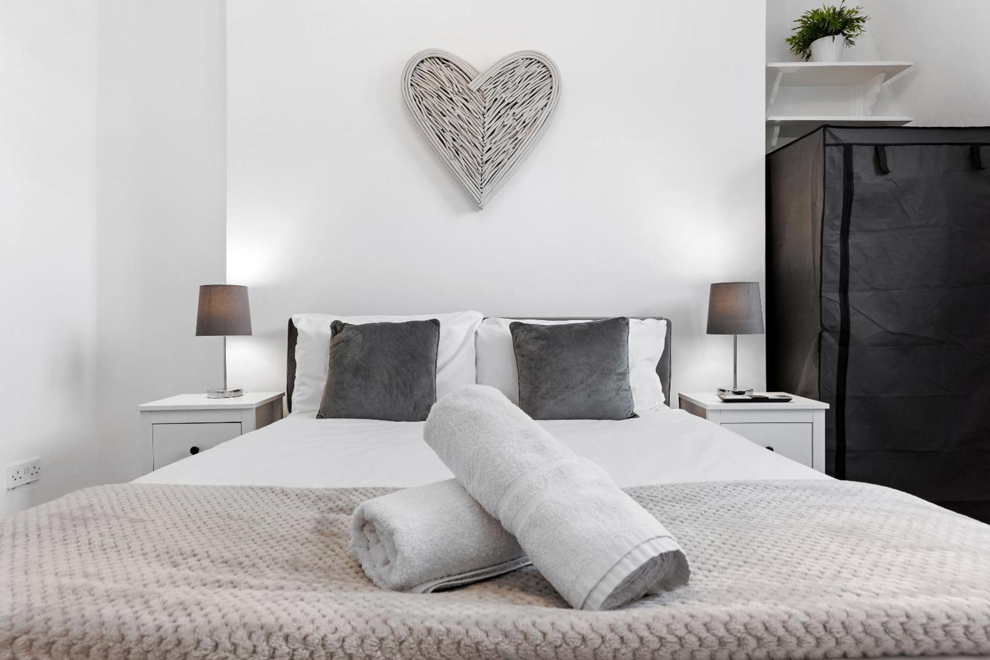Newly Renovated Kensington 2 Bedroom Apartment With Balcony Near Harrods Sleeps 6, 2 Min Walk From Station Londýn Exteriér fotografie