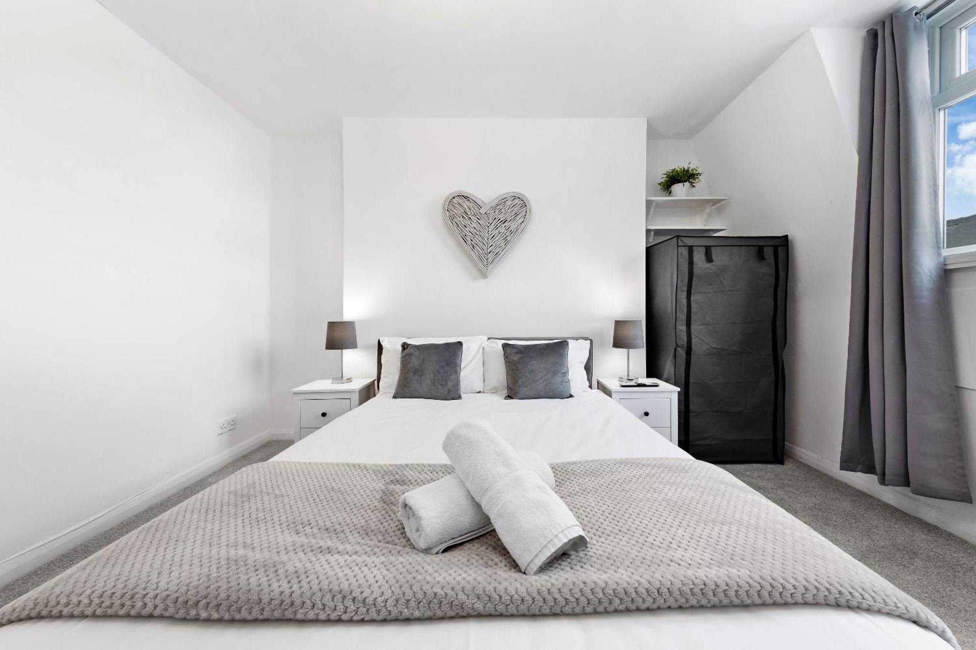 Newly Renovated Kensington 2 Bedroom Apartment With Balcony Near Harrods Sleeps 6, 2 Min Walk From Station Londýn Exteriér fotografie
